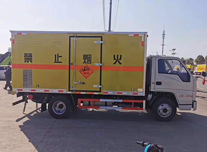 番阳镇爆破器材运输车工人安全操作规范与智能技术保障